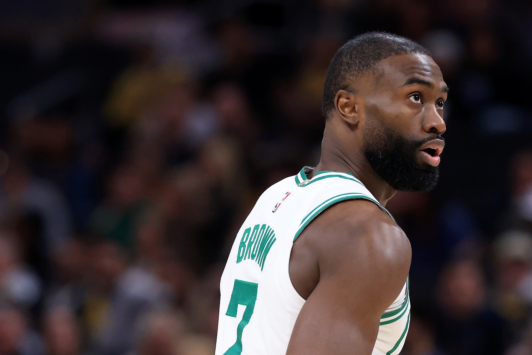 开云体育-今儿不在状态啊!杰伦·布朗半场9投仅3中&有4失误 正负值-17