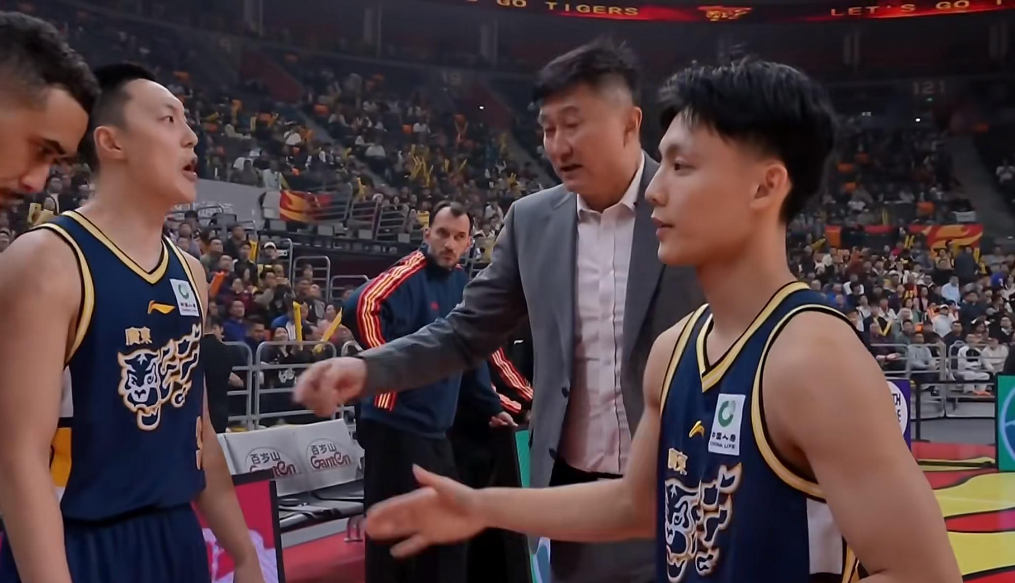 开云APP-广东3消息!郭士强三请徐杰回男篮,崔永熙摊牌,麦考尔回归训练